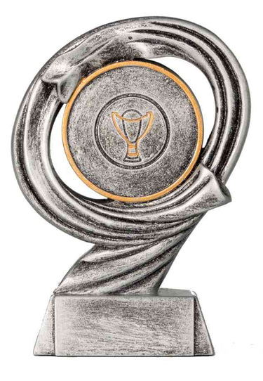 Eine 3er Serie Sonstiges 110 mm – 150 mm PK739419-17-3-E50 mit einem silberfarbenen Spiraldesign, einem runden Mittelstück mit Goldrand, das ein Kelchsymbol darstellt und auf einem rechteckigen Sockel steht.